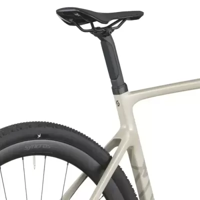 Bicicleta cinza claro com selim e roda pretos em fundo branco