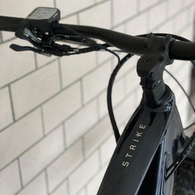 Guiador preto de bicicleta elétrica com quadro e nome 'STRIXE' visível