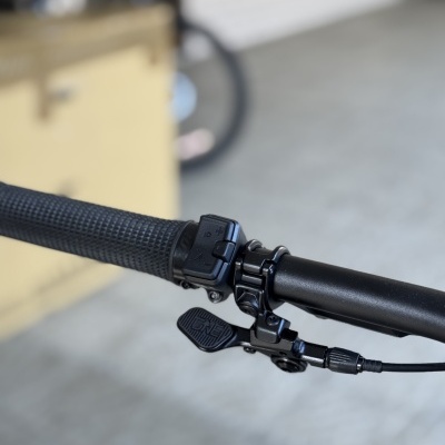 Punho e comando de câmbio pretos num guiador de bicicleta