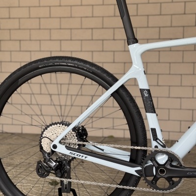 Parte traseira de bicicleta branca SCOTT com pneus pretos