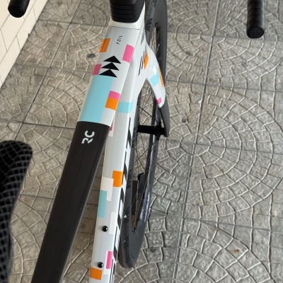 Quadro de bicicleta branca com padrões coloridos e texto FOIL, vista superior dianteira
