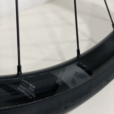 Roda de bicicleta com aro em carbono preto e pneu montado