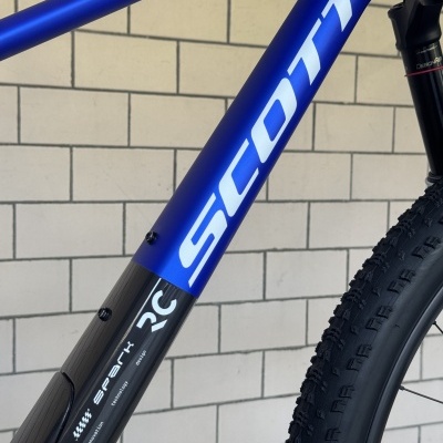 Frame de bicicleta azul e preto com marcas SCOTT e SPARK RC