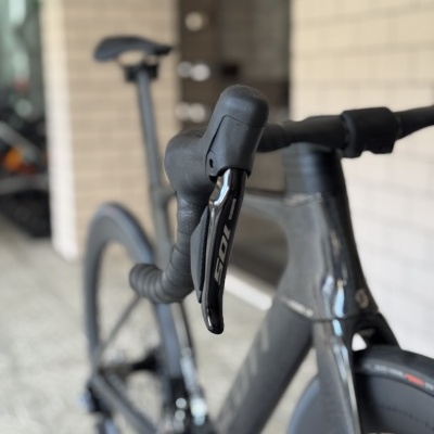 Bicicleta de estrada preta com manete Shimano 105