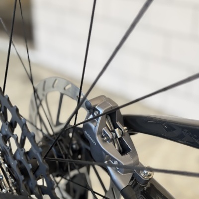 Roda traseira de bicicleta com travão a disco e estrutura preta