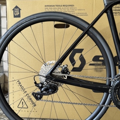 Roda traseira de bicicleta de estrada preta com pneu Schwalbe One e sistema Shimano 105