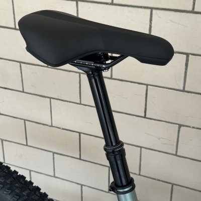 Selim preto de bicicleta com tubo de selim preto e quadro cinza com texto E-REVOX FS