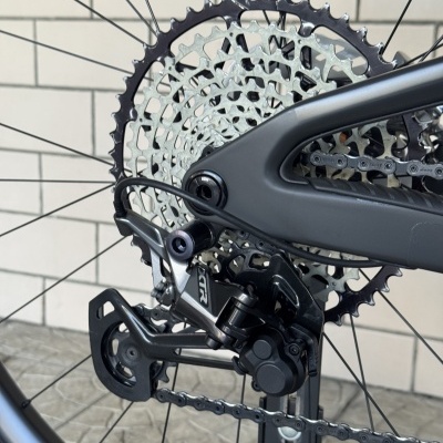 Transmissão traseira de bicicleta com cassete metálica e desviador XTR