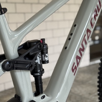 Detalhe do quadro cinza de bicicleta Santa Cruz com suspensão traseira Fox Float EVOL preto