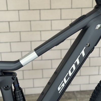 Quadro de bicicleta elétrica cinzento com suspensão e texto SCOTT