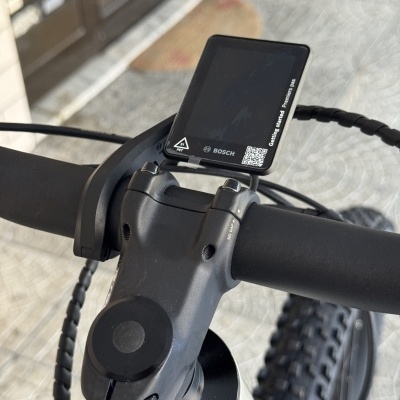 Computador de bicicleta BOSCH preto com ecrã retangular no guiador