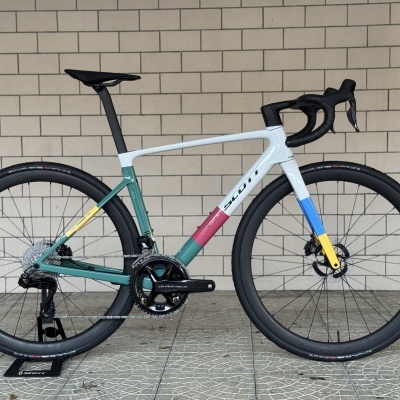 Bicicleta de estrada Scott colorida com pneus pretos e componentes Shimano Dura-Ace