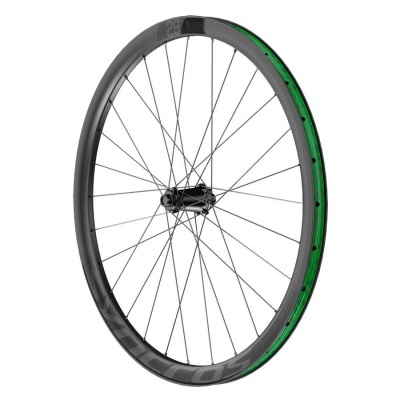 Roda de bicicleta preta e verde com raios metálicos.