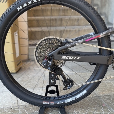 Roda traseira de bicicleta preta Maxxis Minion, quadro Scott preto, suporte Scott, escadas e piso cinzento