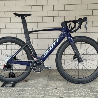 Bicicleta de estrada SCOTT azul escura com pneus SCHWALBE PRO ONE AERO e grupo SRAM FORCE