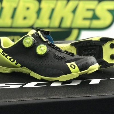 Sapatilhas de ciclismo SCOTT pretas e amarelas sobre caixa preta
