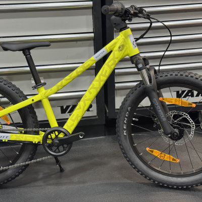 Bicicleta amarela de montanha para crianças com pneus grossos e suspensão dianteira