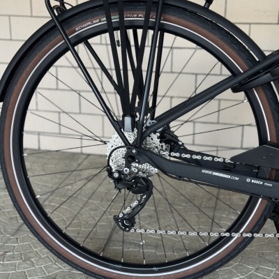 Roda traseira de bicicleta com pneu Schwalbe Marathon e bagageira preta