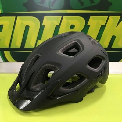 Capacete preto de bicicleta com vários orifícios de ventilação