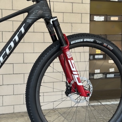 Bicicleta Scott com suspensão dianteira vermelha e pneus pretos