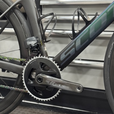 Detalhe do quadro da bicicleta Scott com pedaleira SRAM Force e pneus Schwalbe