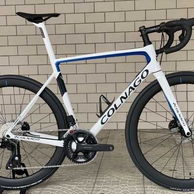 Bicicleta de estrada COLNAGO branca com azul e componentes pretos