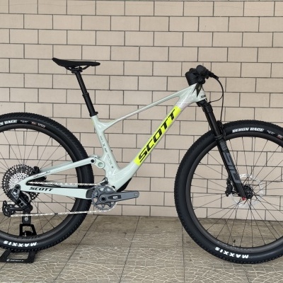 Bicicleta de montanha SCOTT cinza e amarelo com suspensão e pneus Maxxis