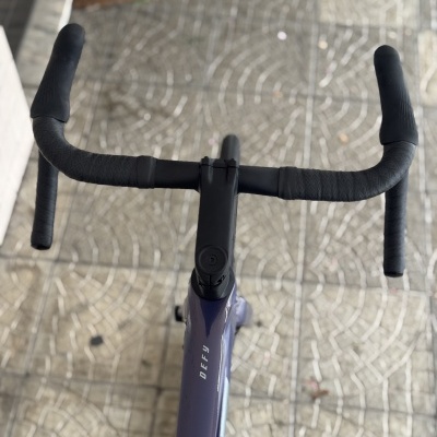 Guiador de bicicleta de estrada preto com fita de textura e quadro azul-escuro com texto