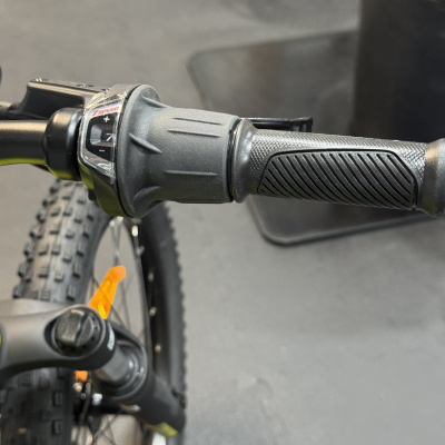 Punho direito preto de bicicleta com selector de mudanças 7 SPEED