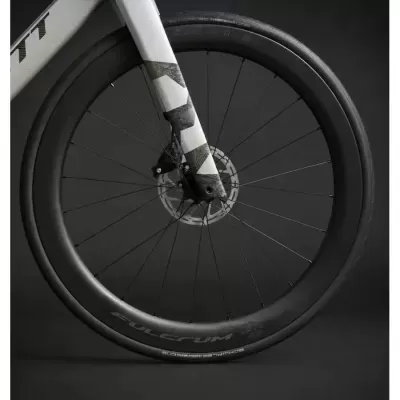 Roda de bicicleta com aro Fulcrum e pneu Schwalbe One