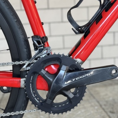 Detalhe da transmissão e quadro de bicicleta vermelha com sistema Ultegra