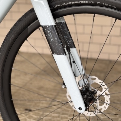 Roda de bicicleta com pneu Schwalbe e garfo branco e preto