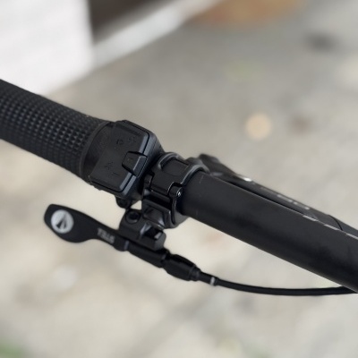 Punho e manete de bicicleta preto com botões e alavanca TS18