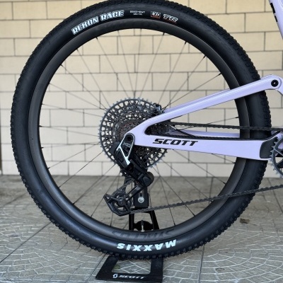 Roda traseira de bicicleta Scott com pneu Maxxis e quadro lilás claro