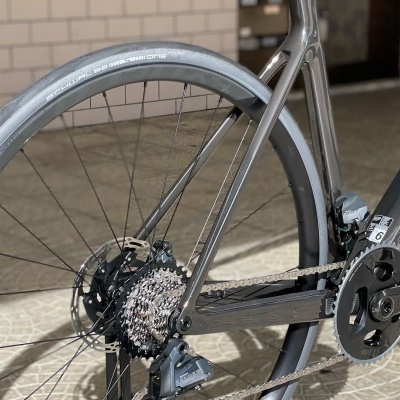 Roda traseira de bicicleta com pneu Continental Grand Prix 5000 e cassete 11 velocidades