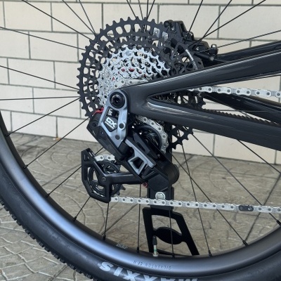 Roda traseira de bicicleta com cassete e desviador SRAM GX e pneu MAXXIS preto