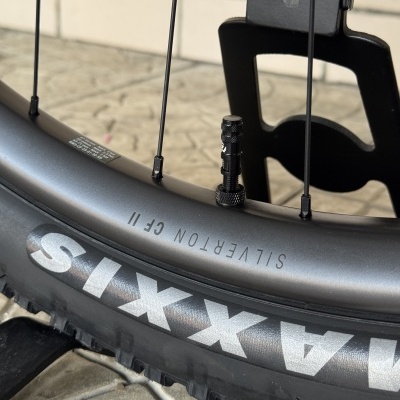 Roda de bicicleta com pneu MAXXIS e aro SILVERTON CF II com fundo de suporte e parede