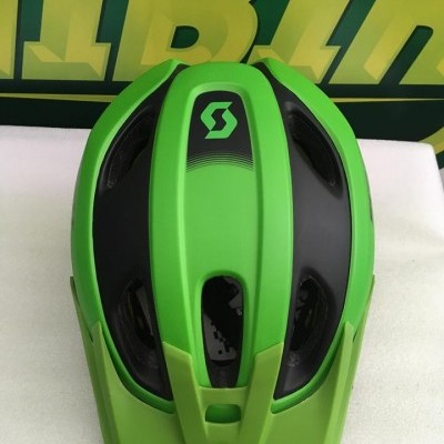 Capacete de bicicleta verde com preto e logótipo Scott