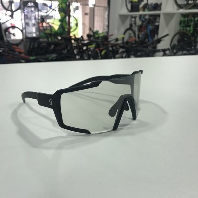 Óculos de desporto com armação preta e lentes transparentes sobre mesa branca