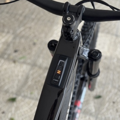 Bicicleta preta com ecrã de bateria Bosch no tubo superior.