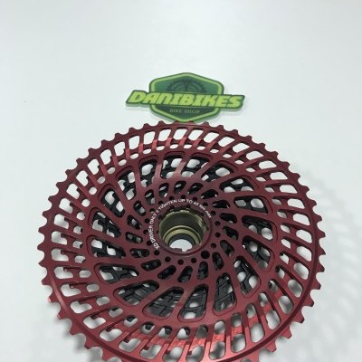 Roda dentada vermelha metálica de bicicleta com logótipo Danbikes