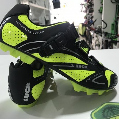 Sapatilhas de ciclismo preto e amarelo com presilha, texto integrado sistema e cravos amarelos