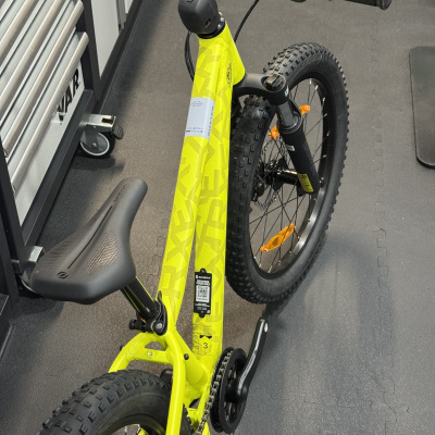 Bicicleta amarela para criança com pneus grossos pretos e selim preto