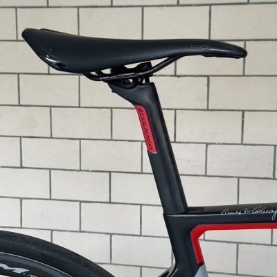Selim de bicicleta preto Kappa RS e estrutura de carbono preta e cinza com detalhes vermelhos e texto COLNAGO