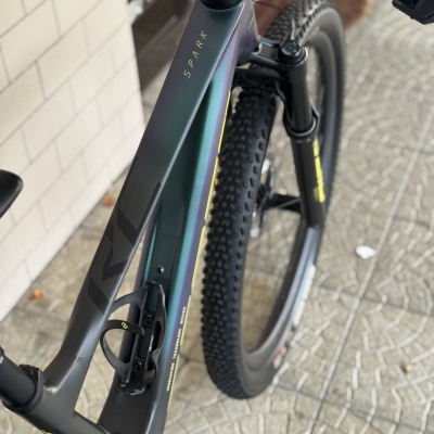 Bicicleta de montanha SPARK com quadro em tons iridescentes