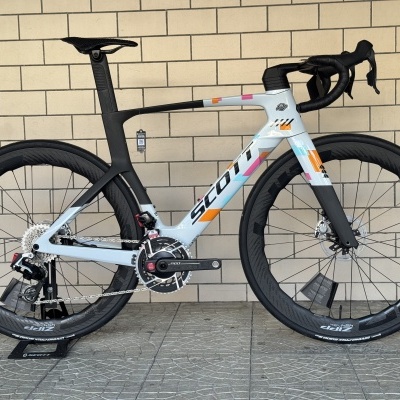 Bicicleta de estrada Scott de carbono com detalhes coloridos e rodas Zipp
