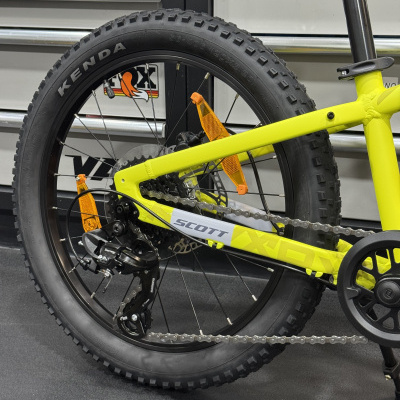 Roda traseira de bicicleta com pneu KENDA 20x2.20 e quadro amarelo florescente