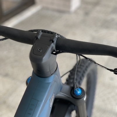 Bicicleta azul com guiador preto e suspensão dianteira ajustável azul