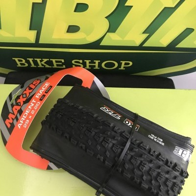 Pneu de bicicleta Maxxis Ardent Race 29 x 2.20 preto com padrão agressivo no piso