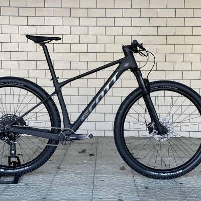 bicicleta de montanha preta com quadro em carbono